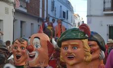 Una divertida gabalgata de gigantes y cabezudos discurrió por las calles de un pueblo en fiestas