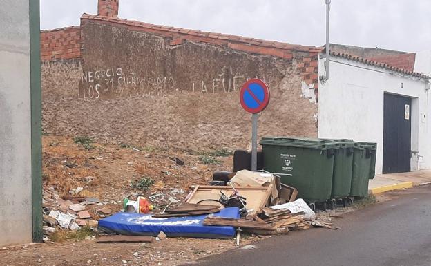 Vuelven con los rípios y deshechos de mueble al contenedor de la carretera de la Fuente
