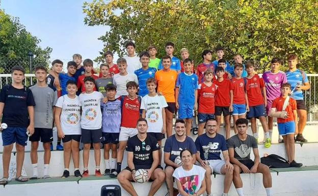 La pachanga solidaria de fútbol consigue 40 kilos de alimentos para Caritas Parroquial