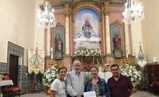 La Asociación 'La Verea', entrega a la Cofradía de la Estrella 500 euros para la restauración de la Virgen