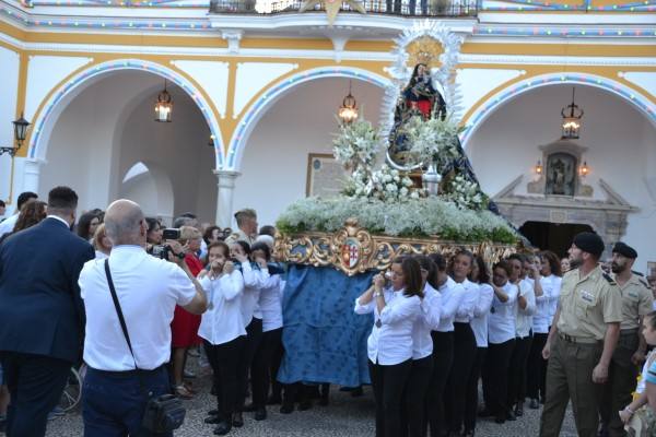 Dos bandas de música y gran 'petalada' en la procesión de la Virgen el 16 de octubre