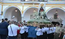 Dos bandas de música y gran 'petalada' en la procesión de la Virgen el 16 de octubre