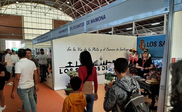 Los Santos de Maimona se muestra turísticamente en un stand de la Fería de Zafra