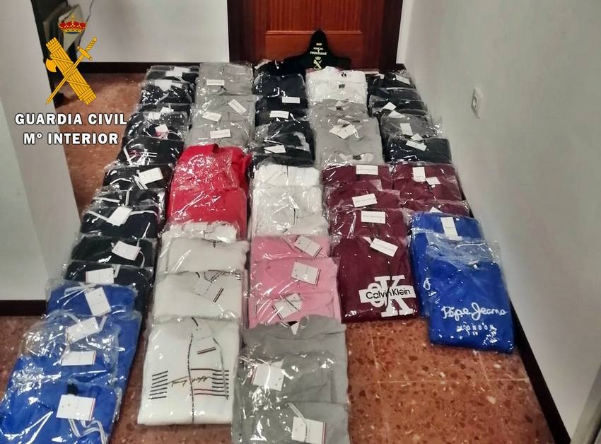 La Guardia Civil interviene durante las fiestas de Zafra casi 500 prendas de artículos falsificados