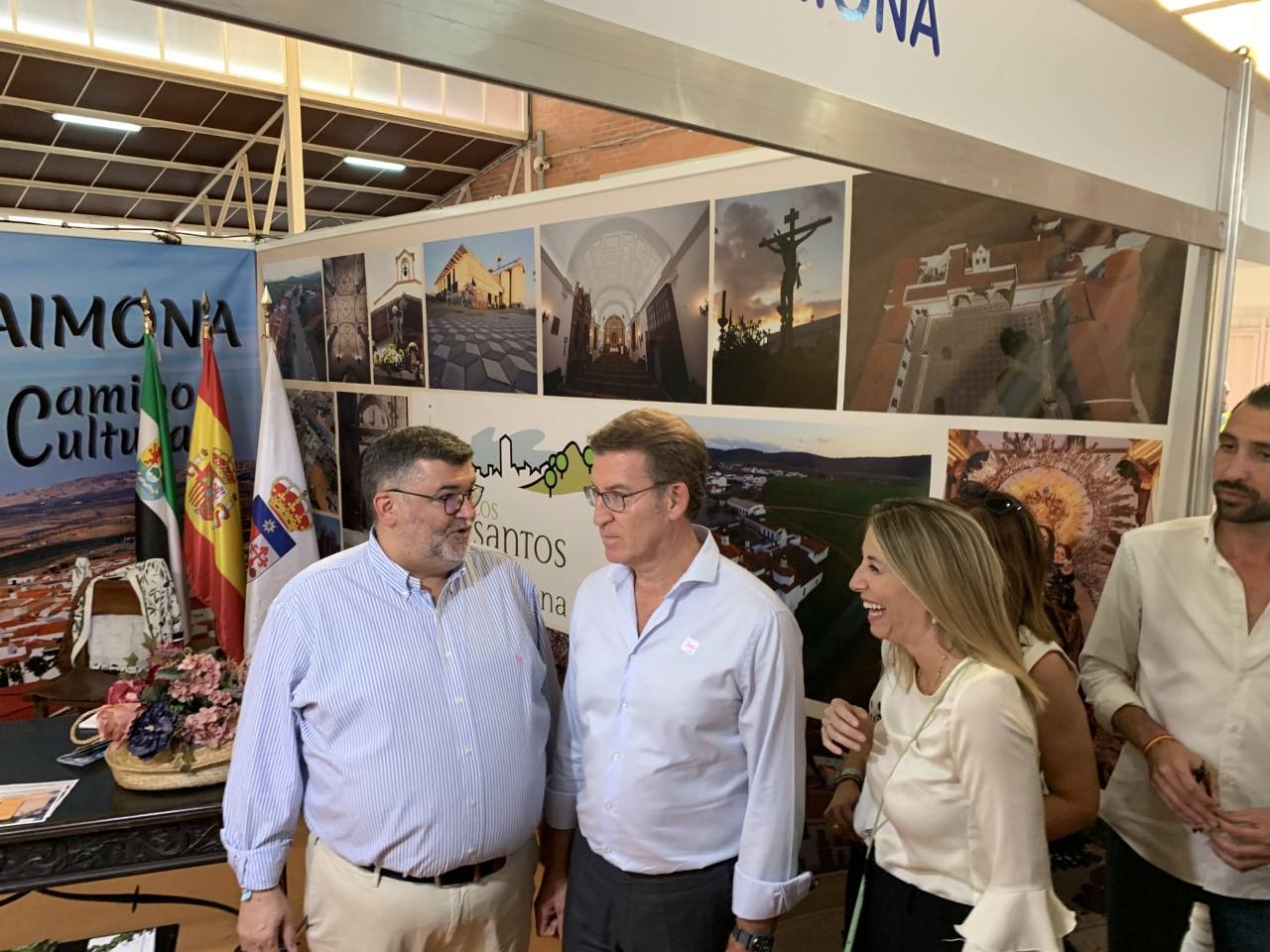 Núñez Feijoó se encuentra con Manuel Lavado en el stand de Los Santos, de la Feria de Zafra