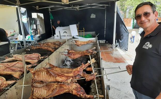 Unos 100 corderos se asaron en la Feria de Zafra bajo la supervisión del chef santeño Manolo Gil