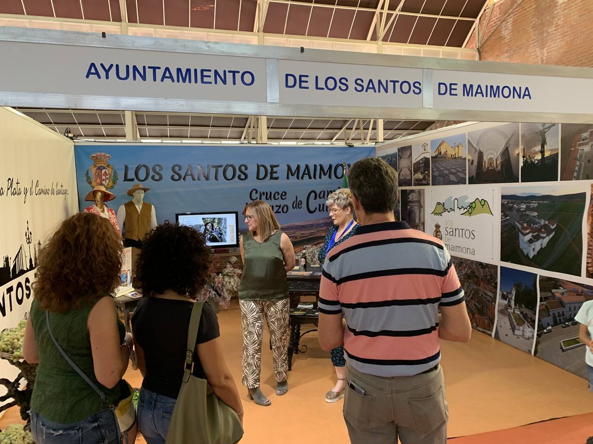 Centenares de visitantes se interesan por Los santos durante la Feria Internacional Ganadera