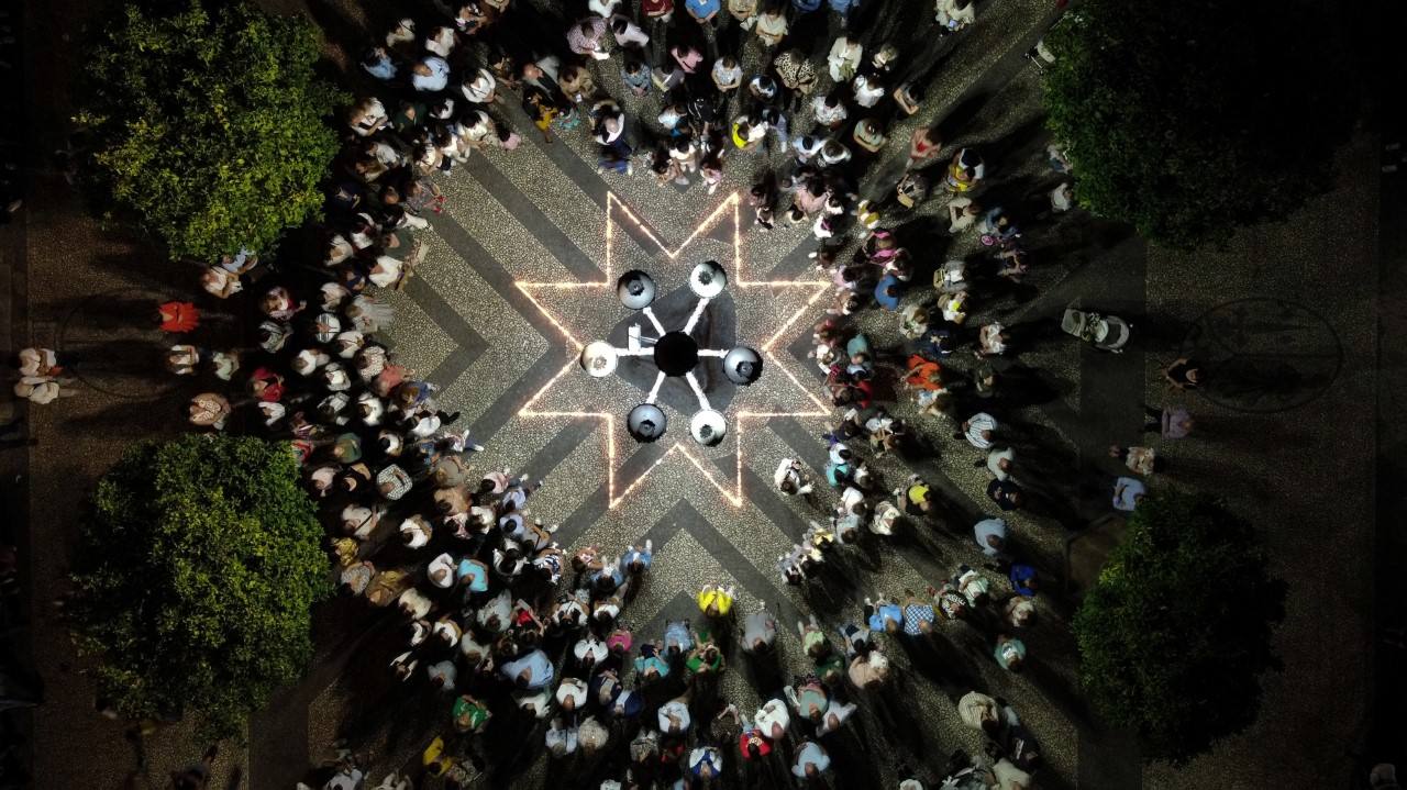 Jóvenes y mayores encienden una estrella en el 'paseo de las barandas' en honor a la Virgen