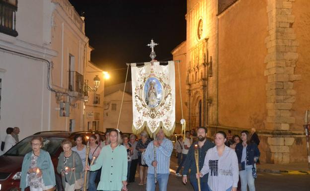 Las velas encendidas inundaron las calles de Los Santos en el 'Rosario de las Antorchas'