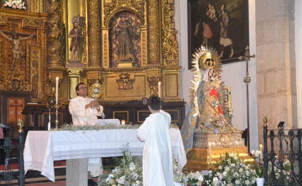 Solemne adoración al Santísimo, en la Parroquia, junto a la Imagen de la Virgen de la Estrella