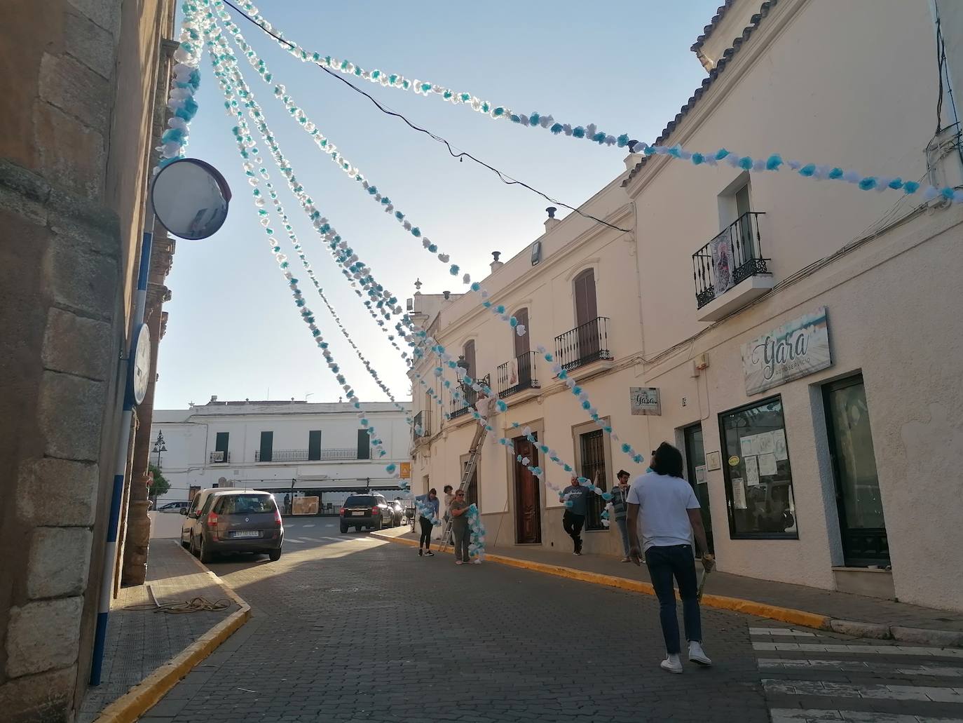 Los vecinos de Los Santos decoran las calles por las que pasará mañana su patrona camino del santuario