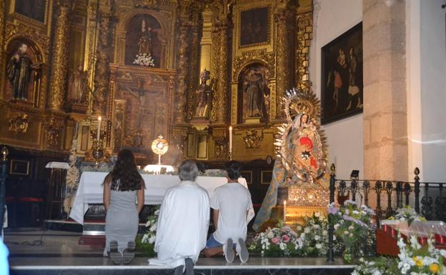 La vigilia de jóvenes ante la Virgen y el Santísimo, estéticamente bella y profunda en su contenido