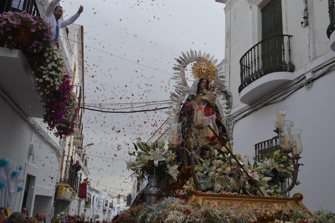 Miles de santeños acompañan a la imagen de la Virgen de la Estrella, de vuelta a su santuario