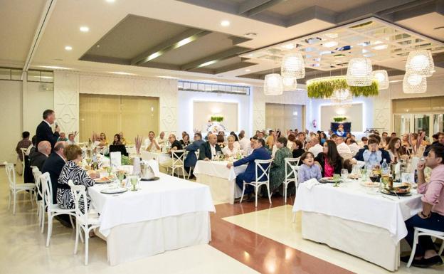 La peña del Real Madrid, el 'Piropo Blanco de Los Santos, celebró su 35º aniversario con una cena