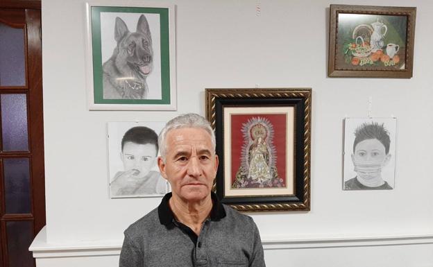 Enrique Chano entra de lleno en la 'cuna de artistas' de Los Santos con sus retratos a lápiz y boligrafo