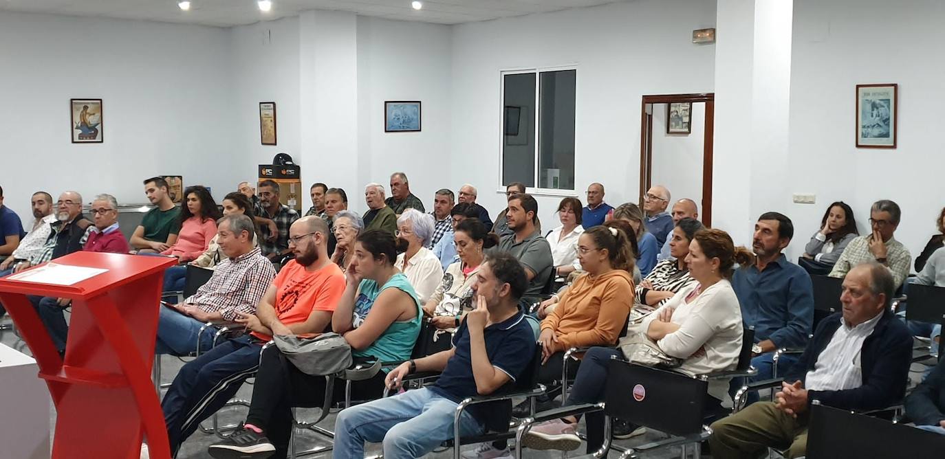La directora de la Vivienda, Maribel Vergara, habla en Los Santos de las ayudas que los ayuntamientos pueden hacer para autoconstrucción de viviendas para jóvenes