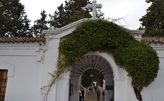 Gran afluencia al cementerio para preparar las tumbas de cara a 'todos los santos' y 'los difuntos'