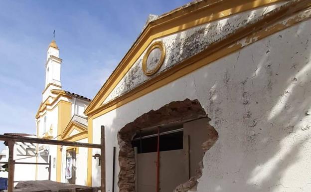 Se abre la puerta por la que podrán entrar los pasos de hermandades en el hospital de las monjas