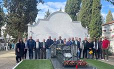 Acto de la agrupación local del PSOE en el cementerio por quienes dieron su vida por la libertad