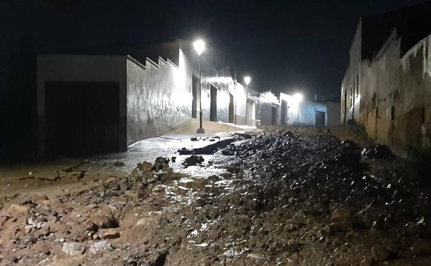 La tormenta de esta noche ha vuelto a causar daños en las Pilitas, y el agua entró en la Casa de Pueblo
