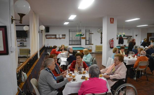 Cruz Roja ofreció en el Hogar de Mayores un desayuno a los participantes del programa 'Enrédate'