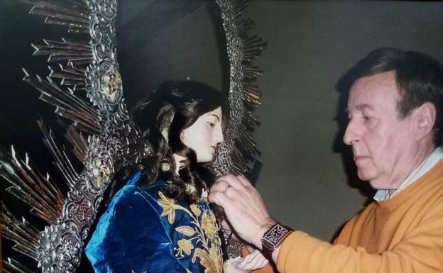 Valentín Guerrero.«Estoy triste porque no he podido cumplir la promesa de peinar a la Virgen»