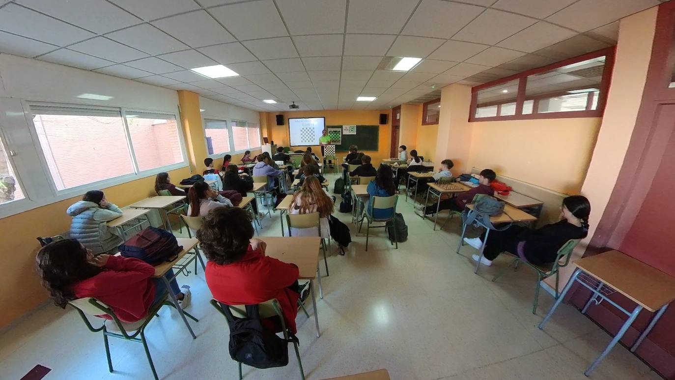 Los alumnos del IES Doctor Fernández Santana participan en talleres de ajedrez