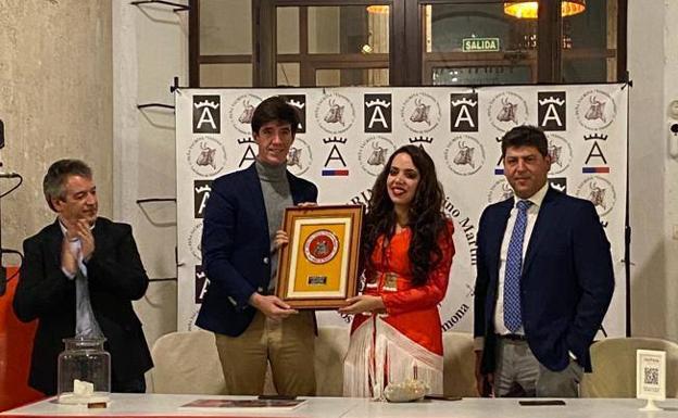 La Peña Victorino Martín entregó el premio a la mejor faena al torero de Camas Esaú Fernández