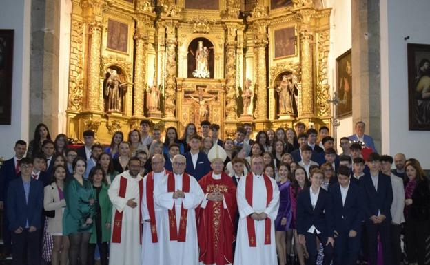 El obispo emérito Amadeo Rodriguez confirmó a sesenta jovenes y algunos adultos
