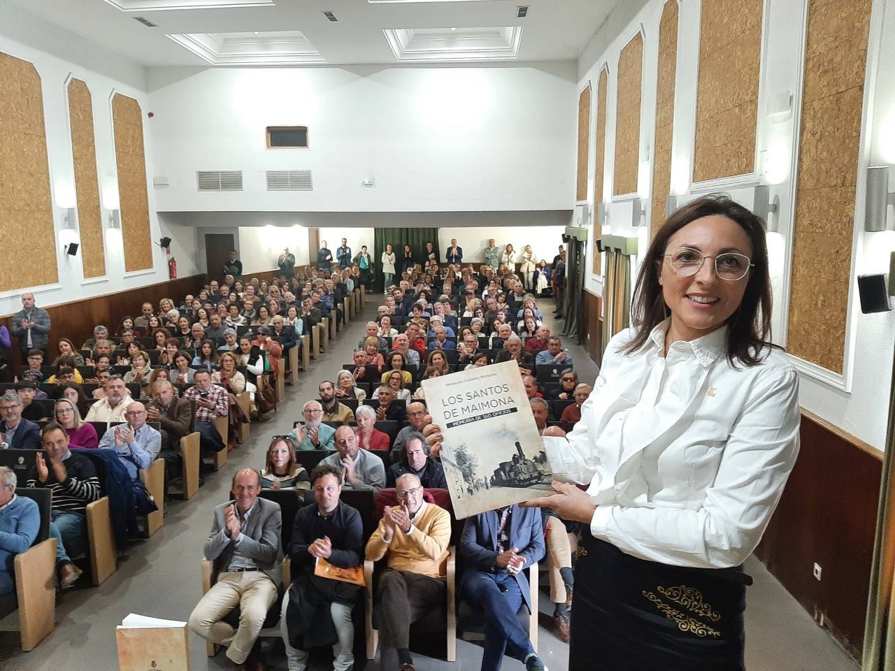 Penélope Rubiano presenta su libro, 'Los Santos de Maimona, memoria de sus oficios' en acto multitudinario