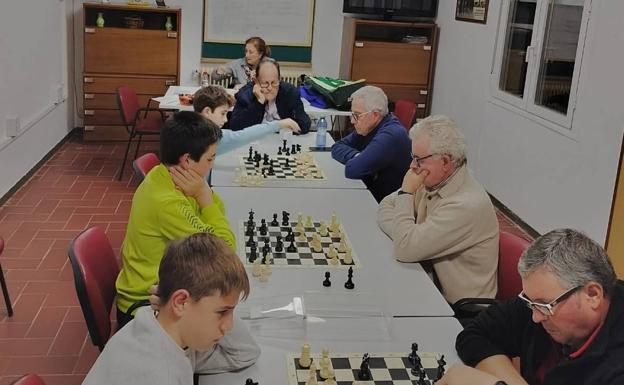 El ajedrez no tiene edad y se ha demostrado en el encuentro intergeneracional celebrado en el Hogar de Mayores