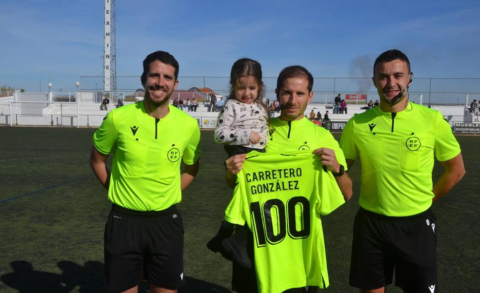 El árbitro de Burguillos, Cesar Carretero, cumplió en Los Santos sus 100 partidos pitados en Tercera