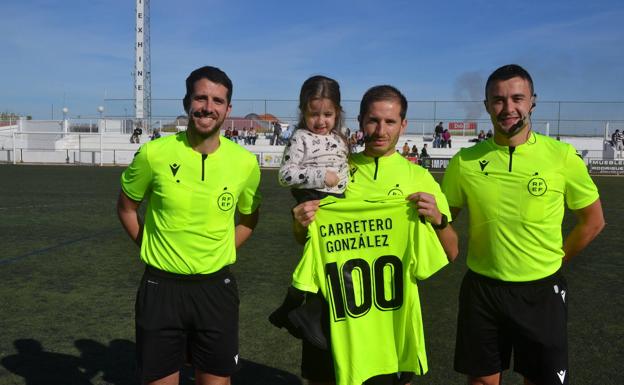 El árbitro de Burguillos, Cesar Carretero, cumplió en Los Santos sus 100 partidos pitados en Tercera