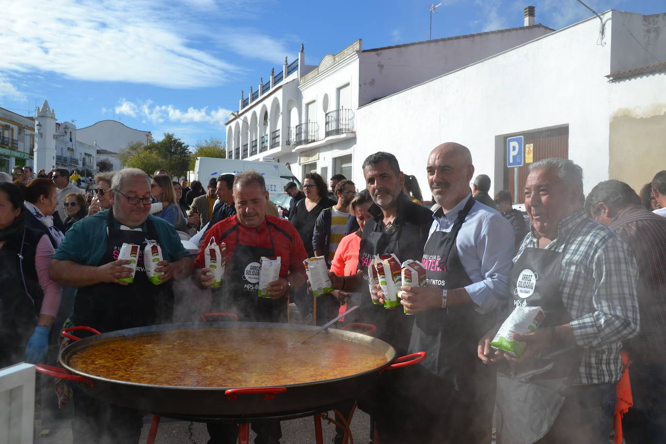 El 'arroz solidario' ha batido todos los records y reparte 1.200 raciones consiguiendo 3.600 euros