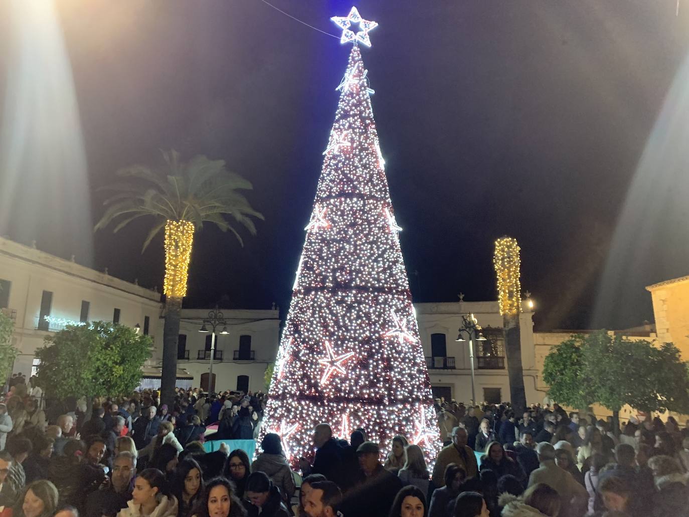 El público llenó la Plaza de España durante la inauguración del alumbrado navideño
