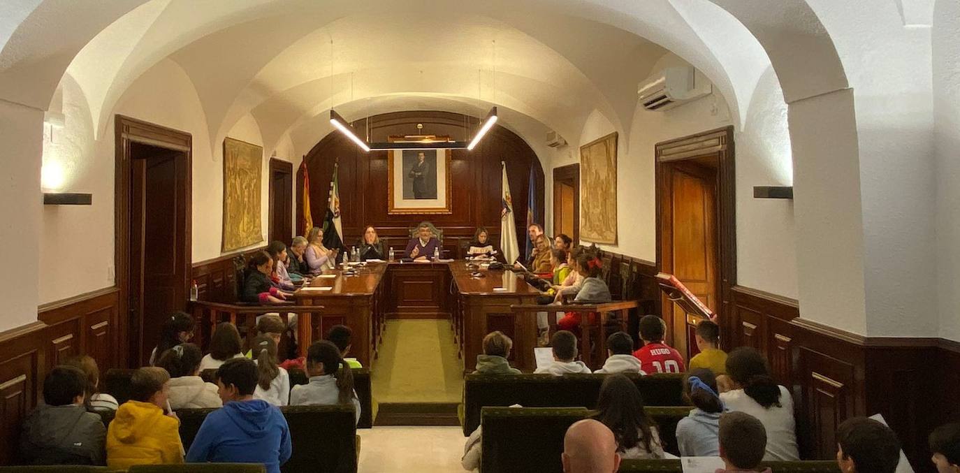 El Ayuntamiento acerca la constitución y las instituciones públicas a los escolares santeños