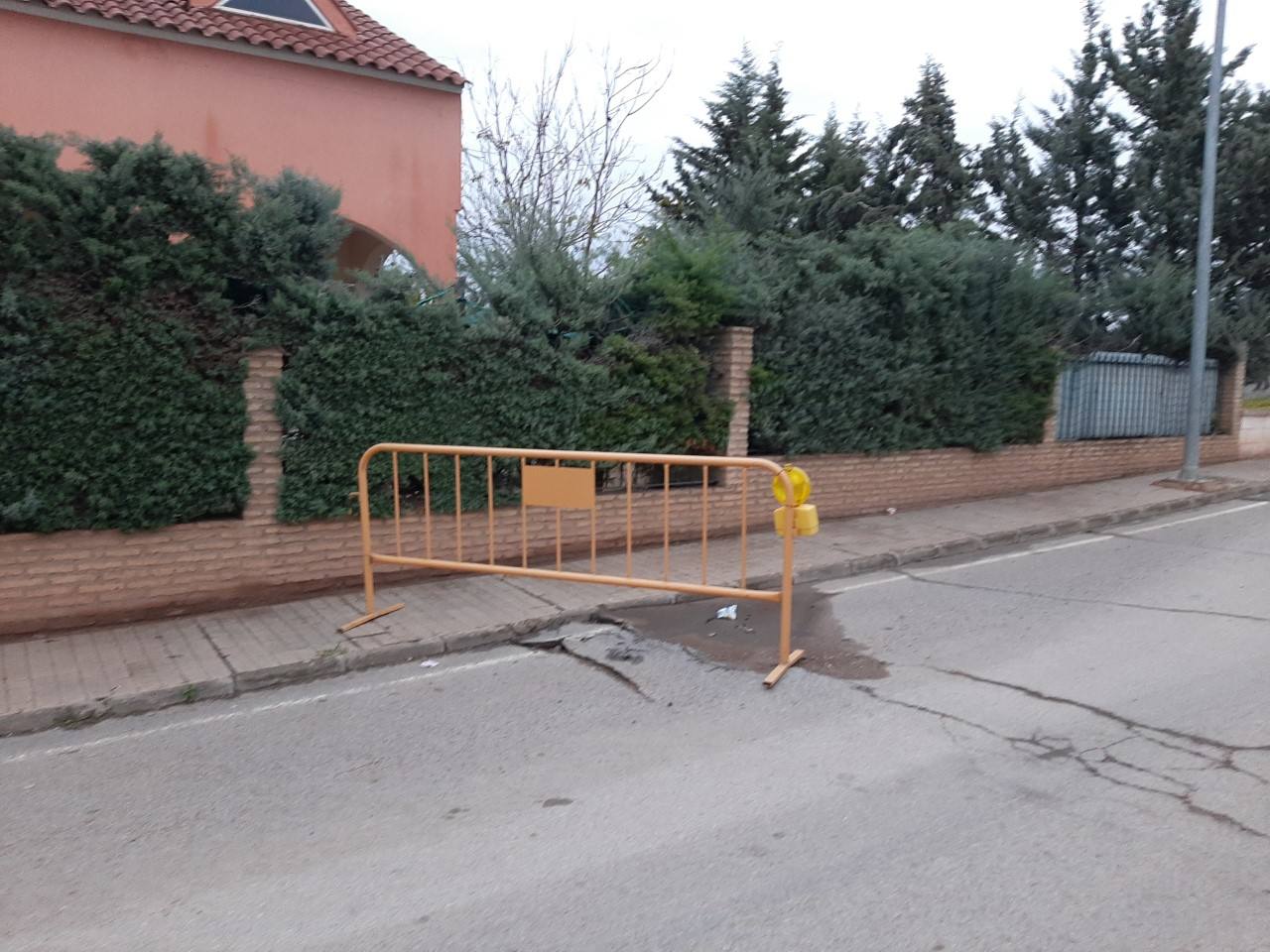 Un reventón en una tuberia afecta a la calzada del callejón del Castillo y no se puede arreglar por las lluvias