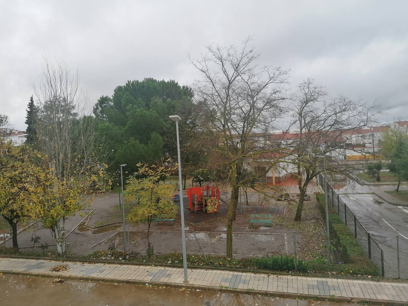 Los parques municipales permanecerán cerrados debido a las fuertes rachas de viento