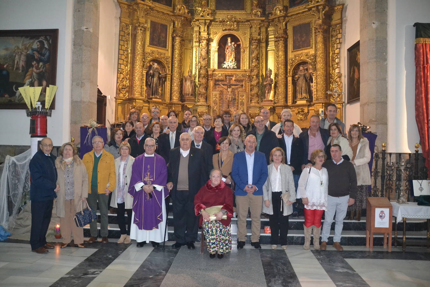 La Iglesia Parroquial ha acogido la celebración de las bodas de oro y plata matrimoniales