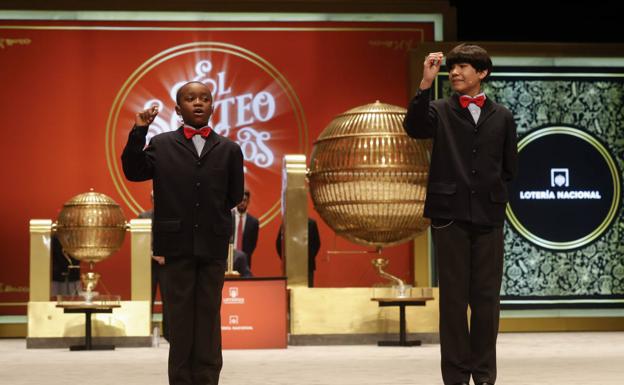 Solo premios de consolación en la Loteria de Navidad: 120 euros del del Ayuntamiento y peña Flamenca