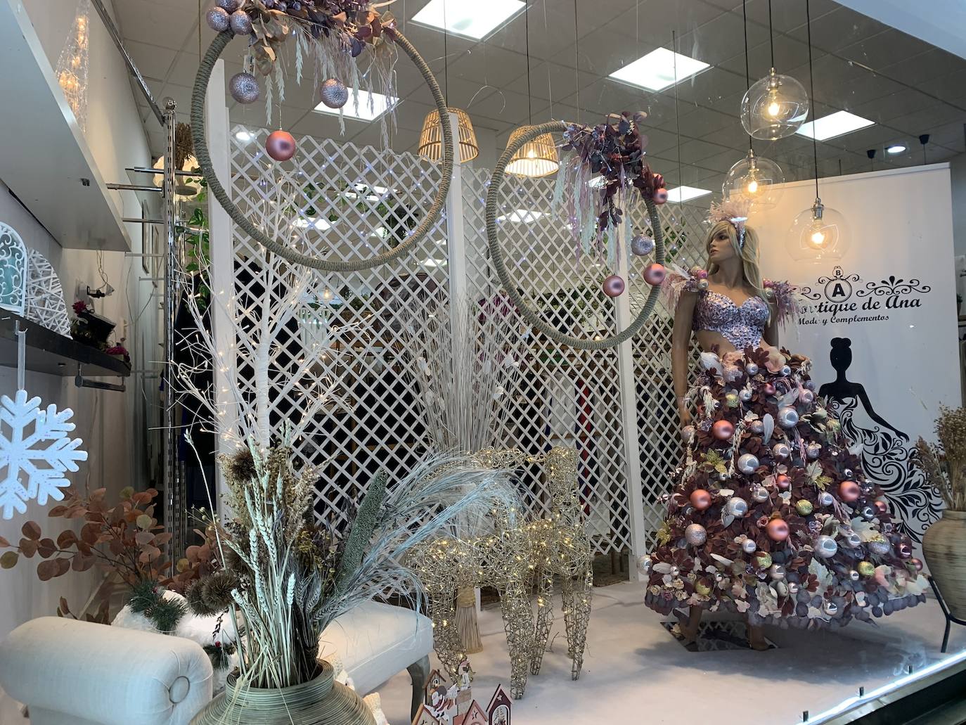 La Boutique de Ana gana el primer premio del VIII Concurso de Escaparates Navideños