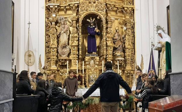 La adoración al Santísimo de fin de año fue muy participativa y a ella se unió el grupo joven de la Parroquia