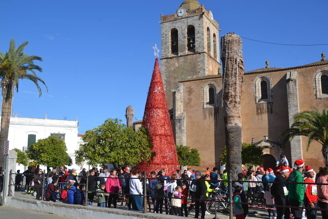 Las campanadas de 'mediodía' atrajeron a muchos niños y mayores en el paseo de las Barandas