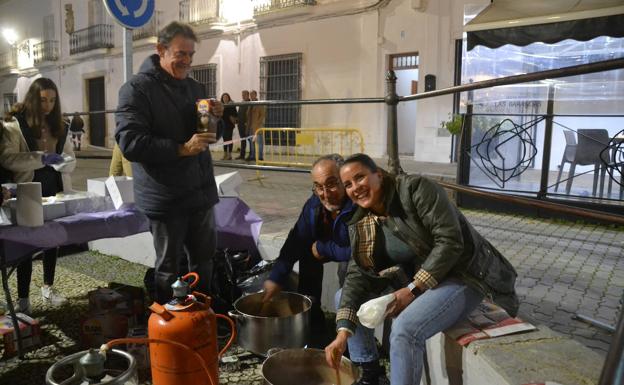 La hermandad del Nazareno sirvió centenares de tazas en la 'chocolatada' de los Reyes