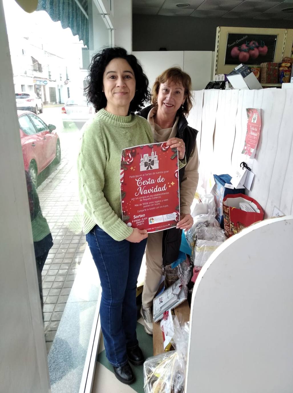 El Pequeño Comercio ha entregado los premios de su concurso 'Decora tu Navidad' y ha sorteado su cesta de Navidad