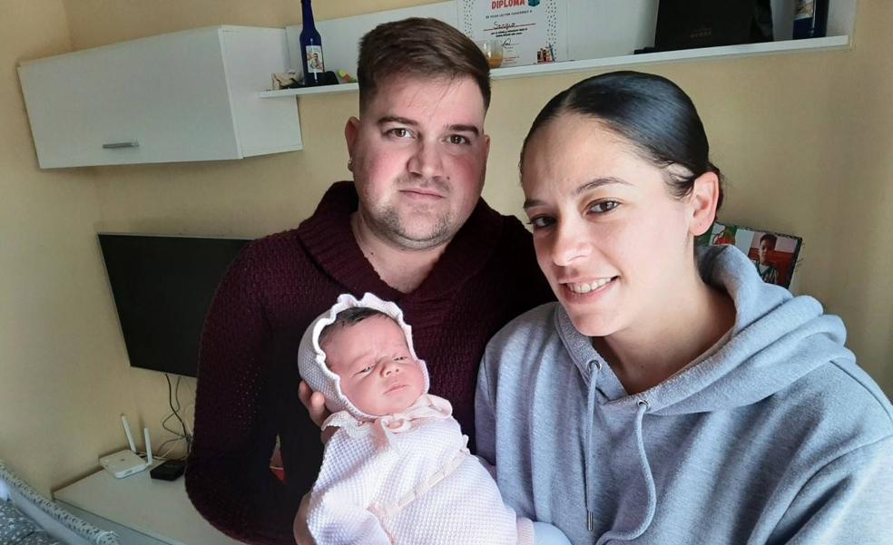 Alma, primer bebé nacido en el 2023, es hija de Juan Carlos Parra y Milagros Álvarez