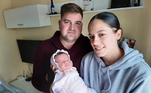 Alma, primer bebé nacido en el 2023, es hija de Juan Carlos Parra y Milagros Álvarez