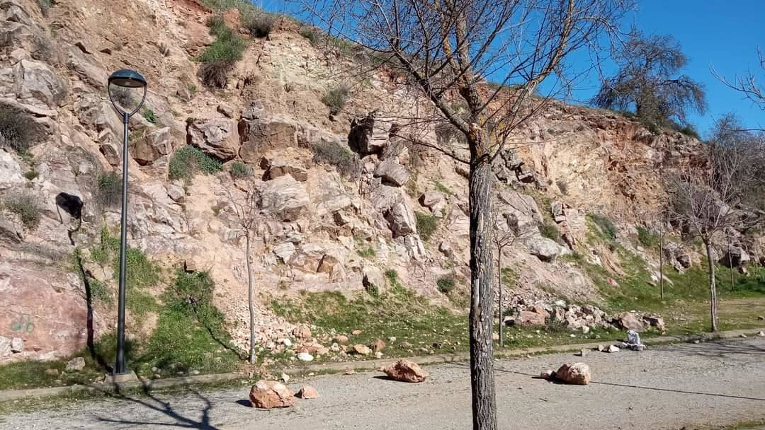 Una zona de San Isidro propensa a desprendimiento de piedras procedentes de la antigua cantera