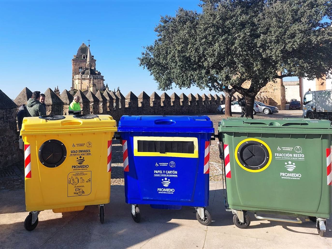 Promedio instala contenedores adaptados para personas con movilidad reducida
