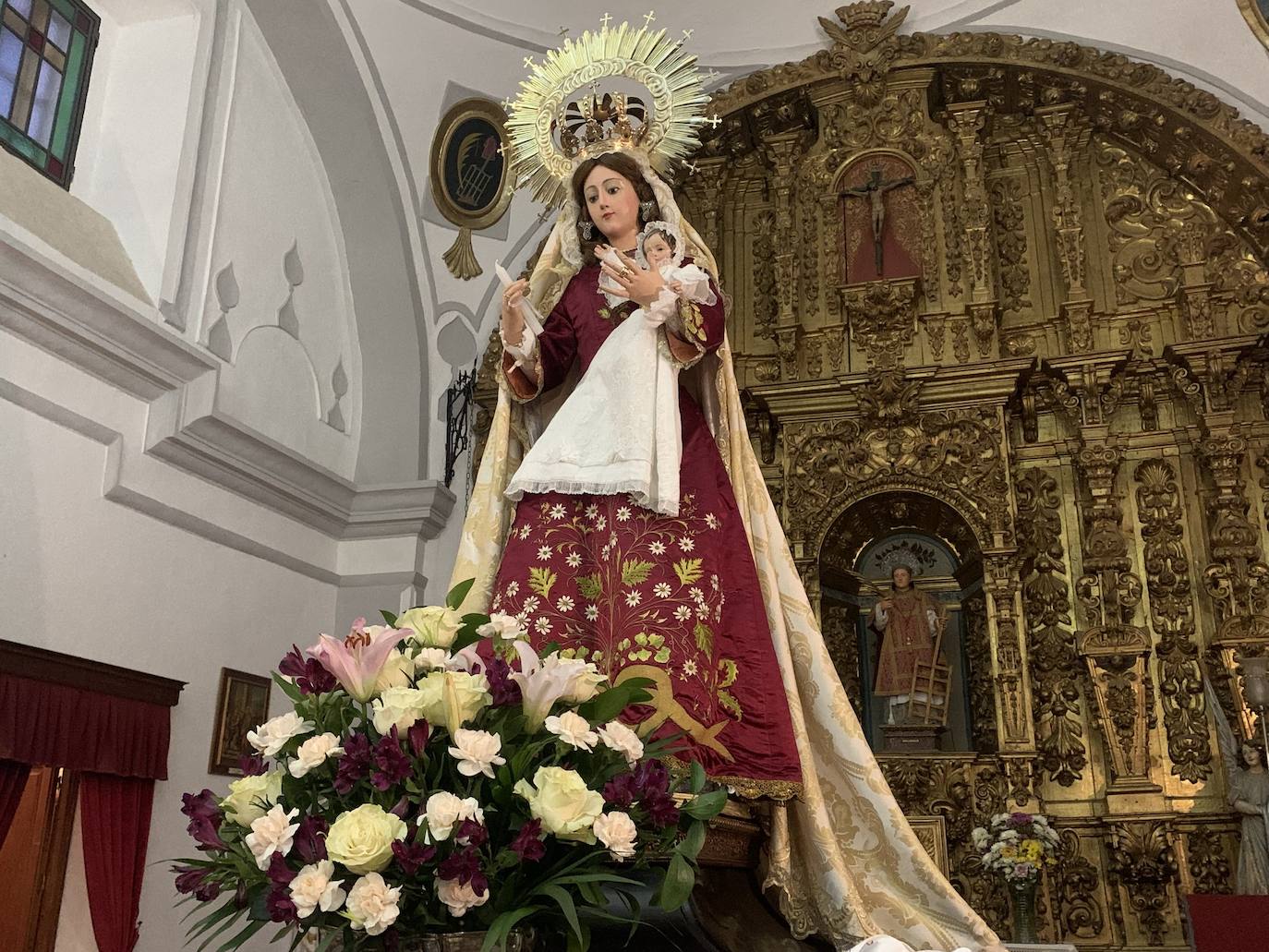 La Virgen de la Candelaria ya está en la parroquia tras salir en procesión desde la Iglesia de San Lorenzo